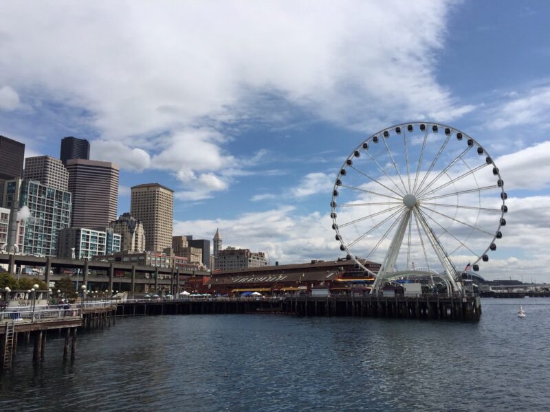 Seattle Waterfront draws tourists with promises of fresh, Pacific Northwest seafood and stunning views. However, what many visitors quickly realize is that they are paying a premium not for the quality of the food but for the location.